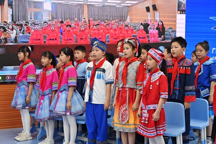 2025年3月28日，在“壯蒙一家親 共筑中國夢”手拉手主題云隊會上，廣西南寧市濱湖路小學(xué)四（1）中隊隊員通過網(wǎng)絡(luò)和內(nèi)蒙古鄂爾多斯東勝區(qū)第十二小學(xué)四（9）中隊隊員一起唱《中國少年先鋒隊隊歌》。新華社記者 周華 攝
