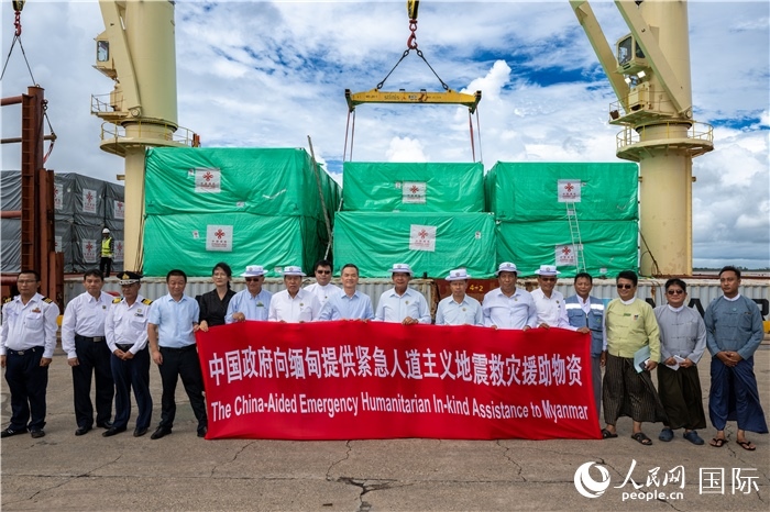 5月25日，中國駐緬甸大使館參贊歐陽道冰、仰光省首席部長梭登及緬有關(guān)部門官員出席援緬第十五批緊急人道主義地震救災(zāi)物資交接儀式。人民網(wǎng)記者謝佳君攝