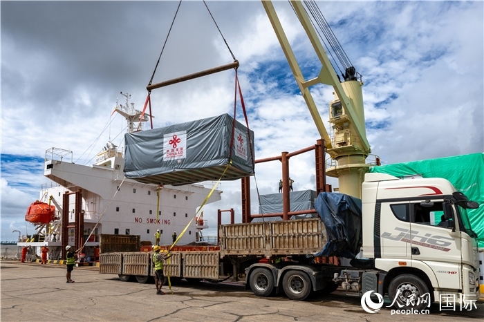 5月25日，當(dāng)?shù)毓と嗽诟劭趶呢涊喩闲遁d援緬第十五批緊急人道主義地震救災(zāi)物資。人民網(wǎng)記者謝佳君攝