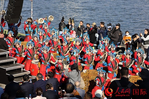 龍舟賽開幕式上，《楊家將戰(zhàn)鼓》演奏引爆全場。人民網(wǎng) 依琳攝