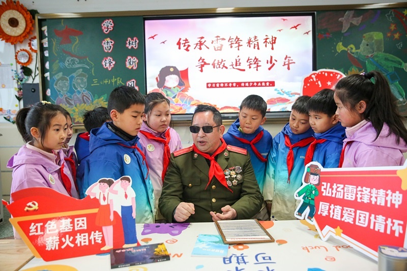 2025年3月3日，江蘇南通如皋市安定小學(xué)里，傷殘軍人許波銀在思政小課堂上向?qū)W生講述雷鋒故事。