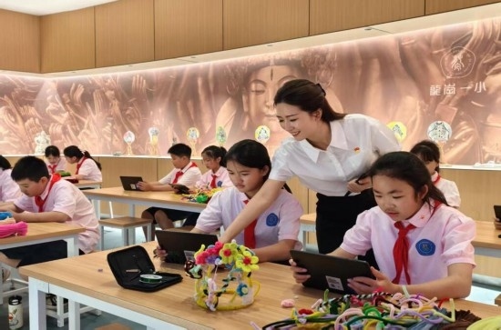 龍崗一小學(xué)生正在學(xué)習(xí)“發(fā)現(xiàn)石刻之美”華蔓花冠課程。