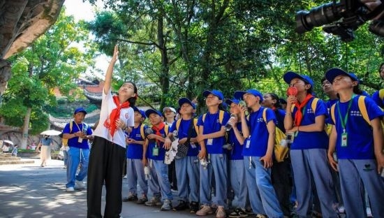 石刻小導(dǎo)游稅明潔為西藏小朋友志愿解說。