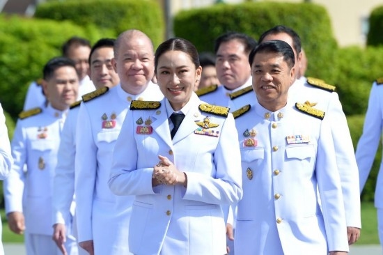 2024年9月7日，泰國總理佩通坦·欽那瓦（前中）及新一屆內(nèi)閣成員在位于首都曼谷的總理府與媒體見面。新華社發(fā)（拉亨攝）