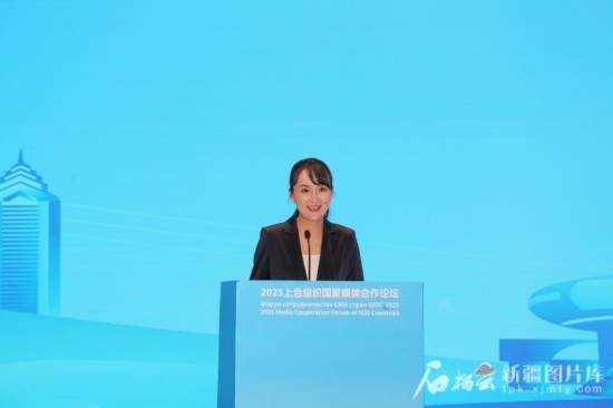 5月23日，在2025上合組織國(guó)家媒體合作論壇青年文化交流營(yíng)活動(dòng)中，人民日?qǐng)?bào)社記者阿爾達(dá)克·塔巴拉克發(fā)言。石榴云/新疆日?qǐng)?bào)記者 李雄心攝