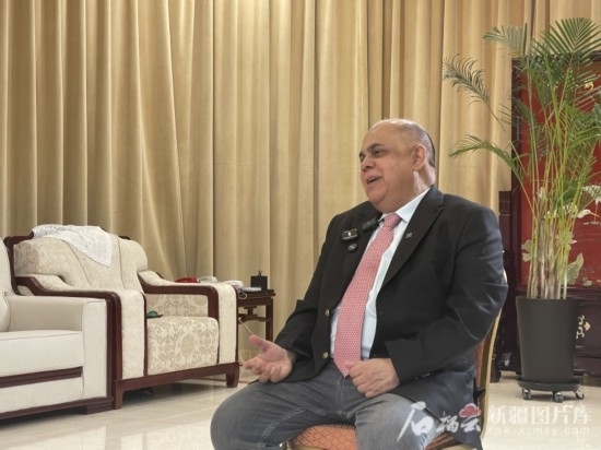 上合組織副秘書(shū)長(zhǎng)索海爾·汗在專訪中。石榴云/新疆日?qǐng)?bào)記者 劉翔攝