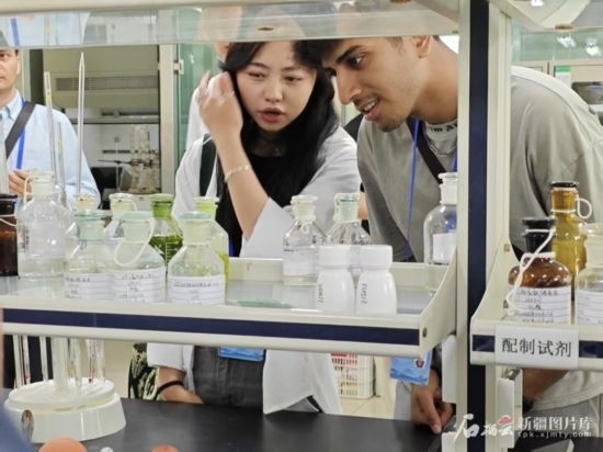 5月26日，2025上合組織國(guó)家媒體合作論壇嘉賓參觀新奇康藥業(yè)股份有限公司實(shí)驗(yàn)室。石榴云/新疆日?qǐng)?bào)記者 宋海波攝