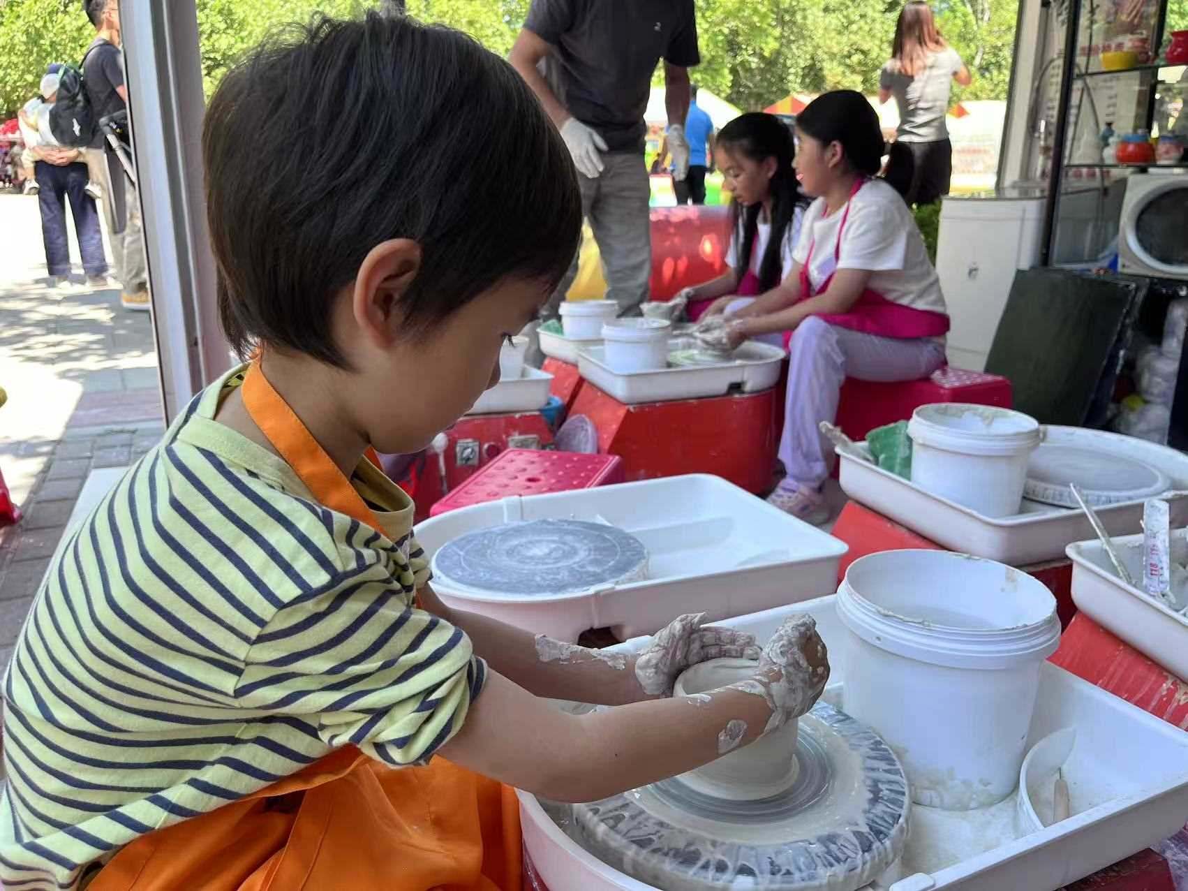 “小”游客在體驗陶藝制作。人民網記者 李楠樺攝