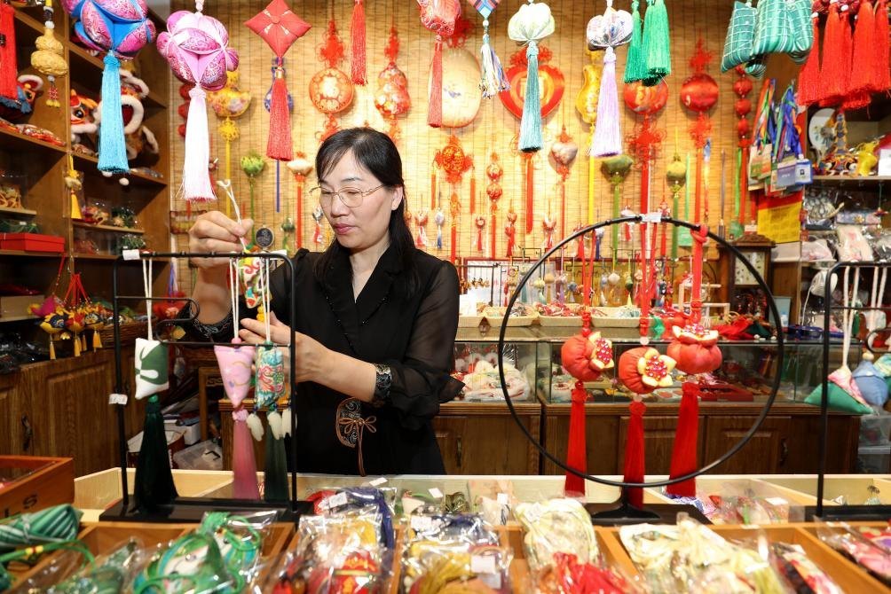 2025年5月25日，安徽省淮北市，非遺香包上貨架。（圖片來源：視覺中國）