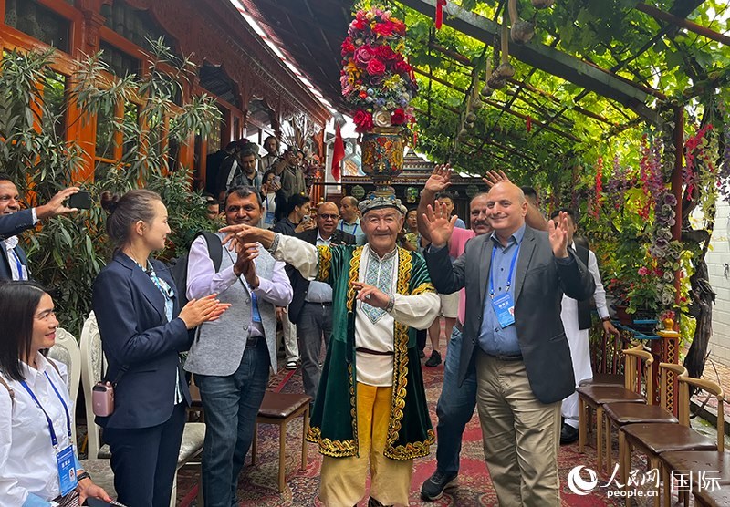 5月24日，外國媒體人在伊寧市喀贊其民俗旅游區(qū)參觀體驗(yàn)。 人民網(wǎng)記者 翟轉(zhuǎn)麗攝