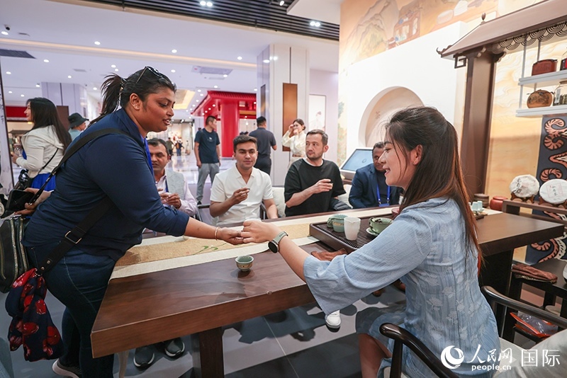 5月25日，外國媒體人在霍爾果斯國際邊境合作中心中國文化館參觀。人民網(wǎng)記者 張武軍攝