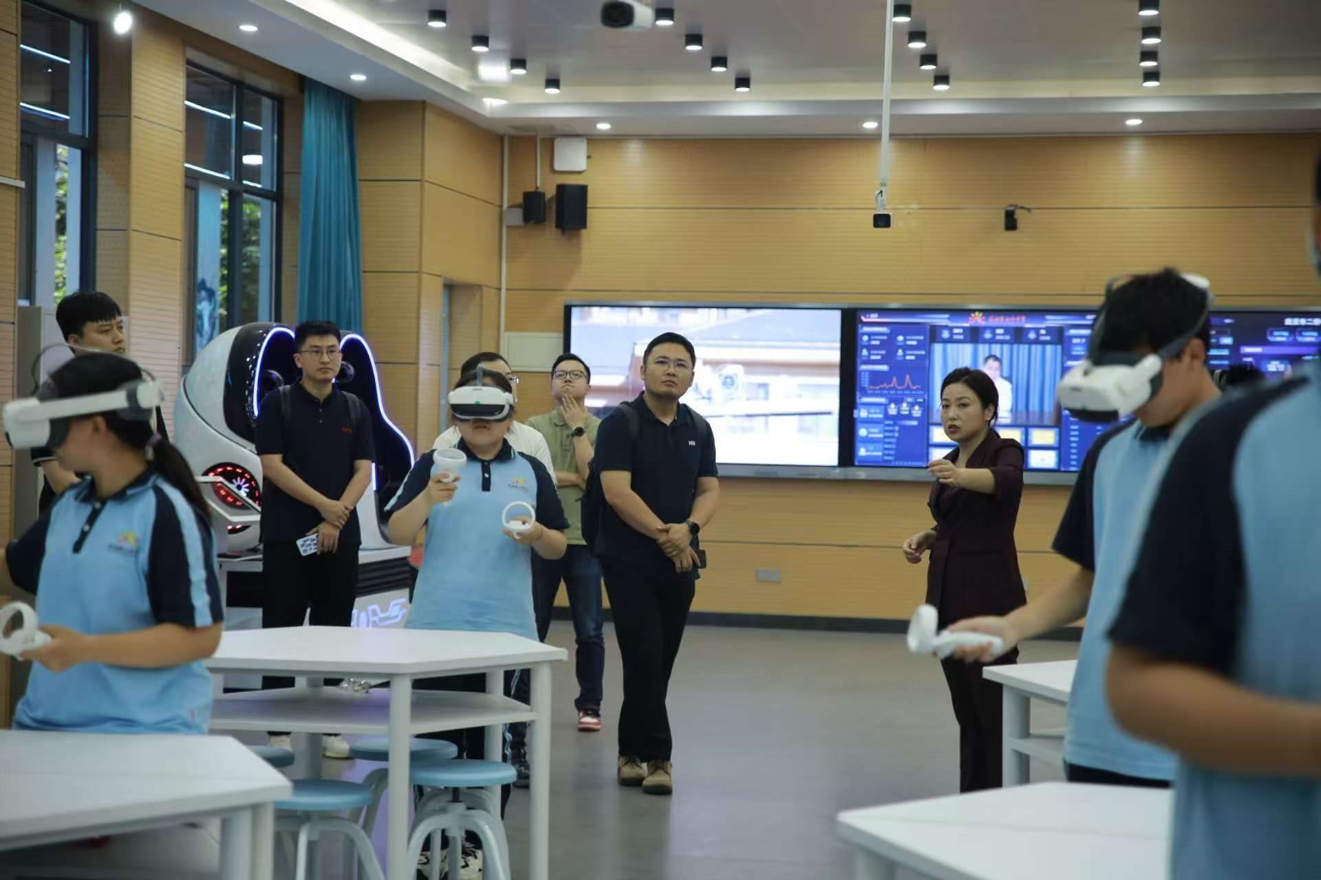 二橋中學(xué)學(xué)生在應(yīng)用VR設(shè)備學(xué)習(xí)。主辦方供圖