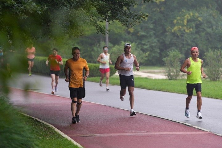 2024年7月14日，市民在北京中軸線延長(zhǎng)線上的奧林匹克森林公園運(yùn)動(dòng)鍛煉。