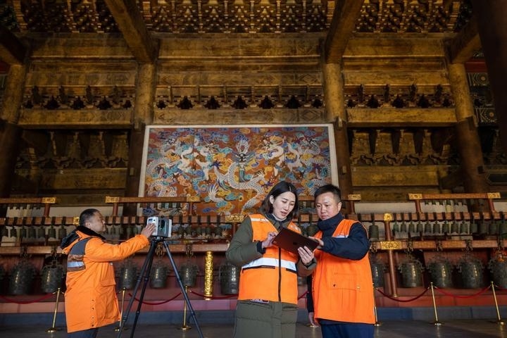 北京市測(cè)繪設(shè)計(jì)研究院團(tuán)隊(duì)在太廟測(cè)繪（2023年2月19日攝）。2020年9月起，北京市測(cè)繪設(shè)計(jì)研究院的技術(shù)團(tuán)隊(duì)開展了北京中軸線遺產(chǎn)點(diǎn)實(shí)地測(cè)繪，從文物保護(hù)、環(huán)境整治、文物騰退等方面為北京中軸線申遺提供空間數(shù)據(jù)底板。