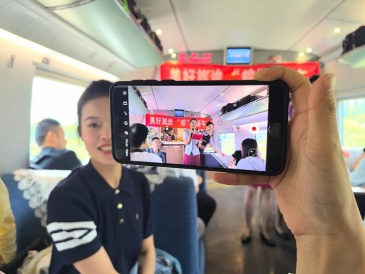 在活動中，旅客紛紛舉起手機拍攝。顏笑攝