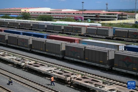 5月31日，在蒙內(nèi)鐵路內(nèi)羅畢站到發(fā)場，鐵路工人在鐵道旁巡檢。新華社記者 楊光 攝