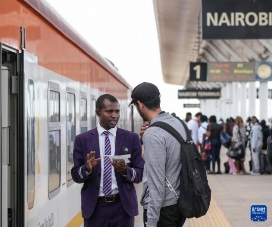 5月31日，在蒙內(nèi)鐵路內(nèi)羅畢站，乘務員為乘客檢票。新華社記者 李亞輝 攝