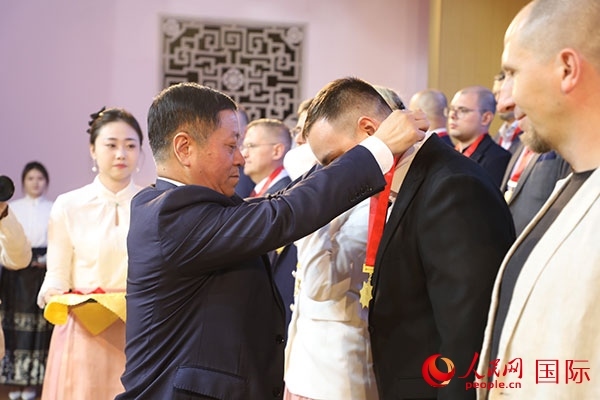 中國(guó)駐俄羅斯大使張漢暉為獲獎(jiǎng)?wù)哳C獎(jiǎng)。人民網(wǎng)記者 肖新新攝