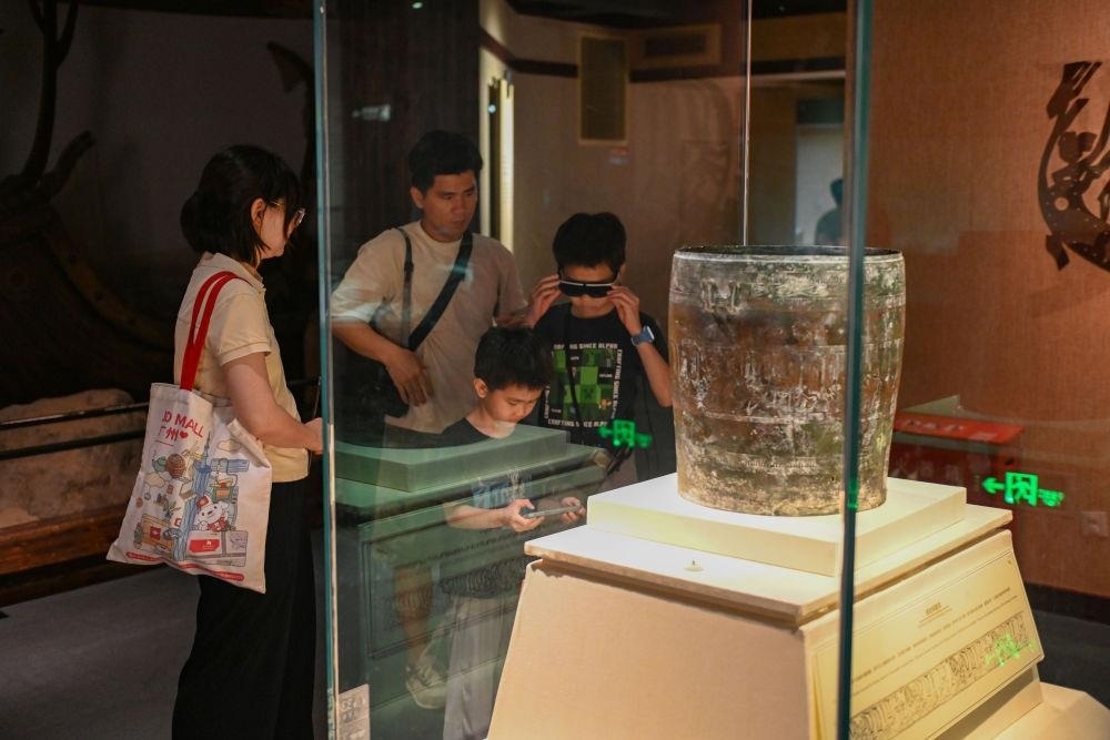 △2025年5月18日，游客在廣東廣州南越王博物院（王墓展區(qū)）體驗(yàn)AR眼鏡智慧導(dǎo)覽服務(wù)。