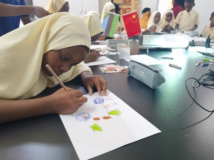 學生踴躍參與繪畫活動。施亮攝