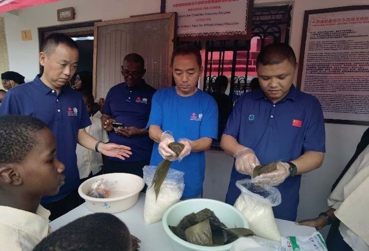 中方專家示范包粽子。施亮攝