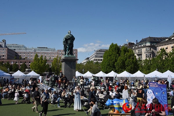 “你好！中國”端午游園會在斯德哥爾摩國王花園廣場舉辦。人民網(wǎng)記者 殷淼攝