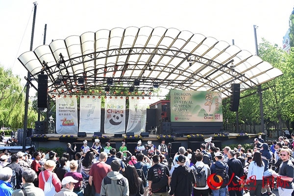 中瑞民眾歡聚國王花園廣場共慶端午佳節(jié)。人民網(wǎng)記者 殷淼攝