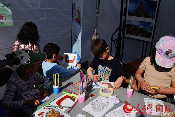 端午文化體驗—龍舟圖片填色。人民網(wǎng)記者 殷淼攝