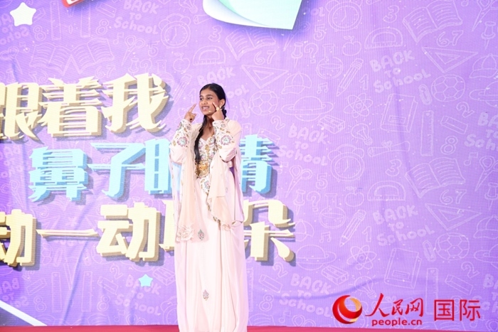 演唱中文歌曲。人民網記者任皓宇攝