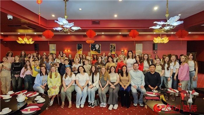 “慶端午學中文”活動全體合照。人民網(wǎng)記者蔡子暢攝