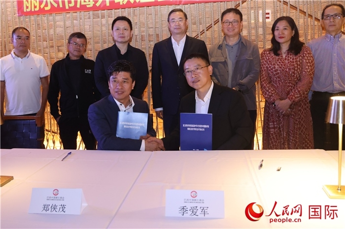 浙江省青田華僑實(shí)驗(yàn)高級中學(xué)與巴西里約中國國際學(xué)校在座談會上締結(jié)為友好學(xué)校，青田縣人民政府僑務(wù)辦公室主任季愛軍和擔(dān)任巴西里約中國國際學(xué)校董事長的鄭俠茂作為代表簽署協(xié)議。 人民網(wǎng)記者 時元皓攝