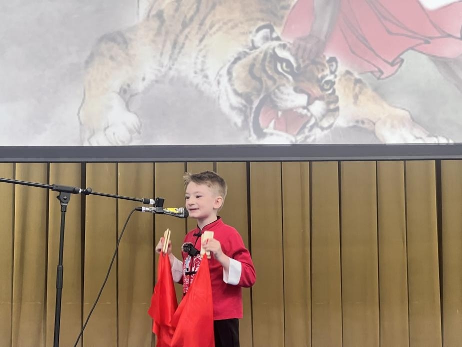 一航表演快板《武松打虎》。布加勒斯特大學(xué)孔子學(xué)院供圖