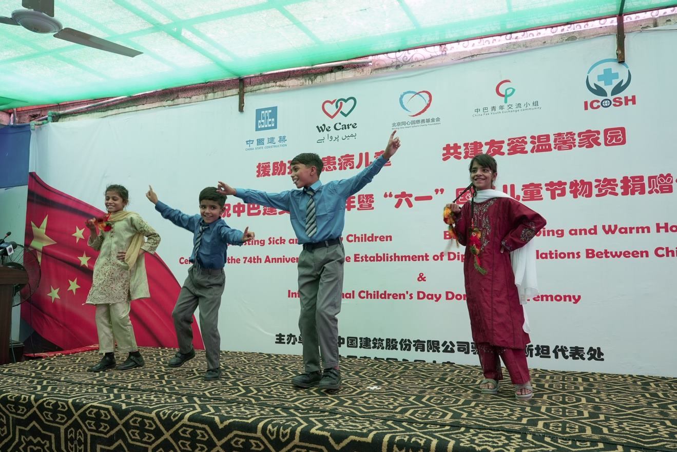 受捐孤兒在活動現(xiàn)場表演自己創(chuàng)作的舞蹈節(jié)目。瓦加斯·阿赫邁德攝