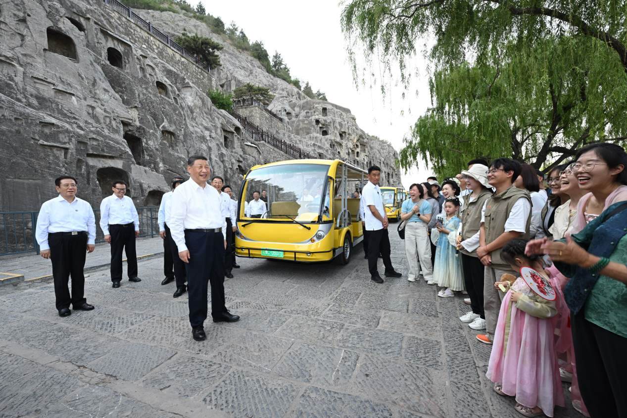 5月19日，習(xí)近平在洛陽(yáng)龍門石窟考察時(shí)，同游客親切交流。