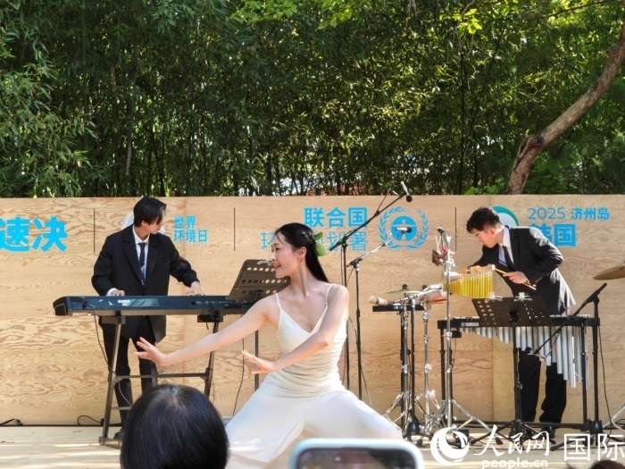 《舞，自然》舞蹈表演。人民網(wǎng)記者 李明攝