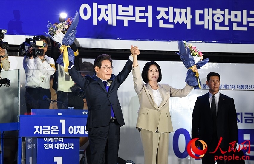 6月4日凌晨，確定當選韓國總統的李在明舉手向歡呼的支持者們致意。 人民網 康炯彬攝