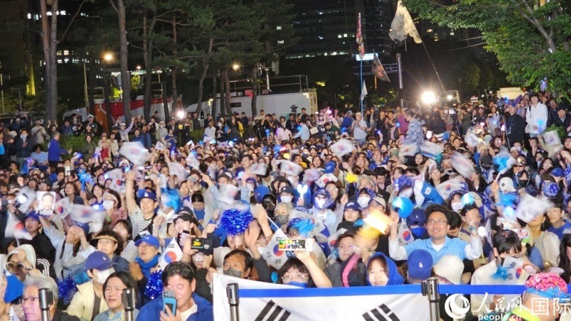 當(dāng)?shù)貢r(shí)間4日凌晨，李在明支持者們聚集在國(guó)會(huì)前等待計(jì)票結(jié)果。人民網(wǎng) 柳美鉉攝