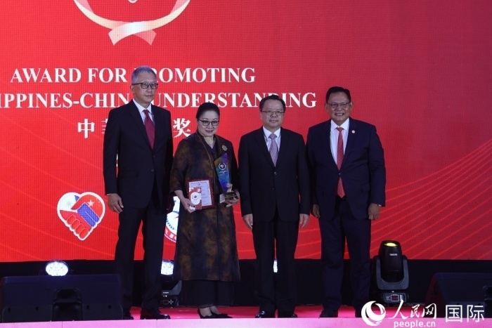 菲律賓前參議員許爾琦榮獲“終身成就獎”。人民網(wǎng)記者 樊帆攝