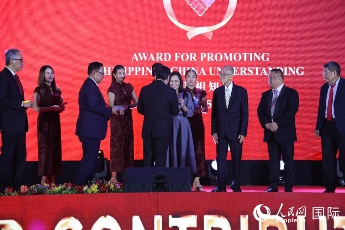 黃溪連大使給榮獲“重要貢獻(xiàn)獎”的奎松市市長喬伊·貝蒙蒂等人頒獎。人民網(wǎng)記者 樊帆攝