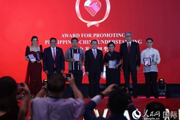 黃溪連大使和菲中了解協(xié)會主席與榮獲“友誼獎”的獲獎?wù)吆嫌傲裟?。人民網(wǎng)記者 樊帆攝