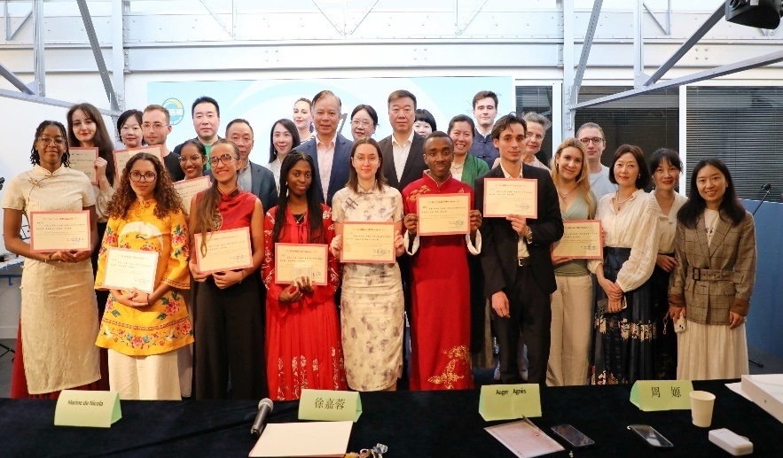 圖1：中國(guó)駐法使館公使陳力、教育公參周家貴與比賽師生、評(píng)委合影（圖片：巴黎西岱大學(xué)孔子學(xué)院）
